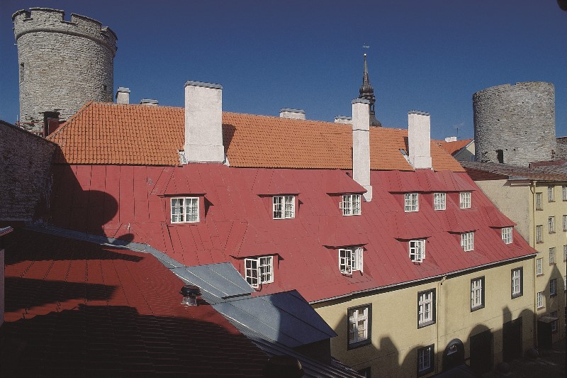 Keskaegse ordulinnuse kaitsetornid, Pilsticker loodenurgas (vasakul) ja Landskrone kirdenurgas (paremal)
