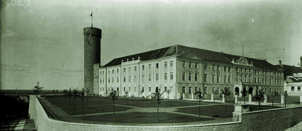 Alar Kotli rekonstrueeritud Toompea lossi lõunatiib ja lossiaed. U 1937. Allikas: Eesti Filmiarhiiv 3-6287.