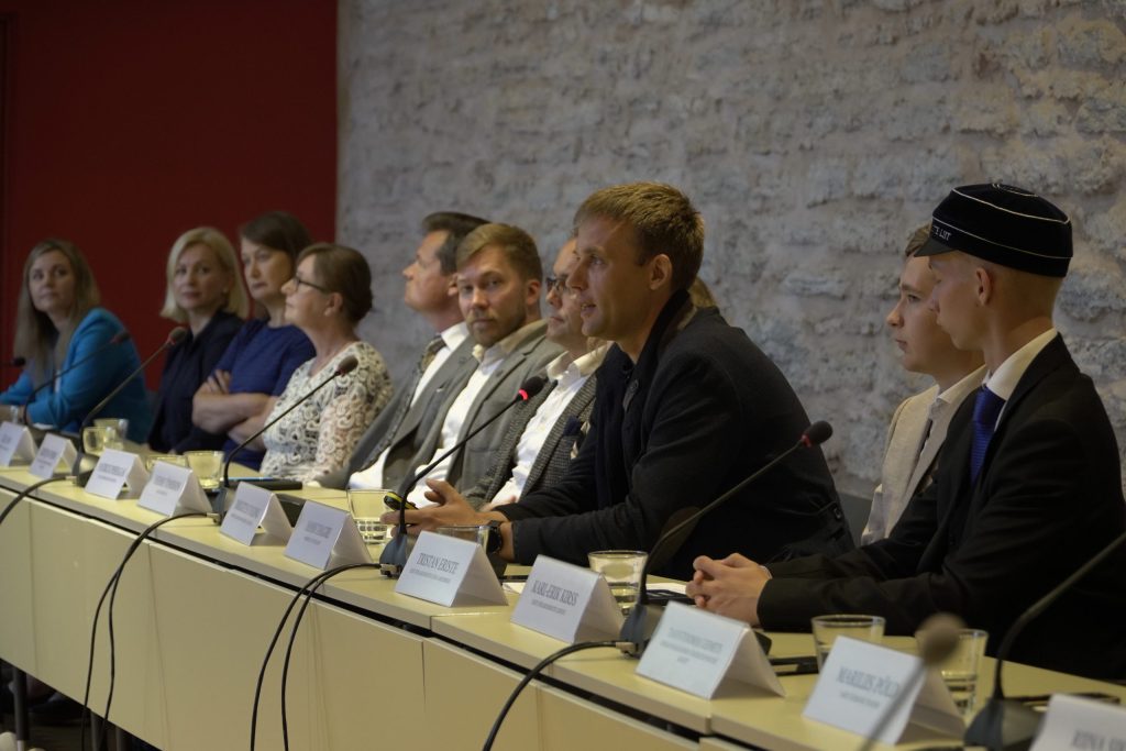 Euroopa Liidu asjade komisjoni avalikule arutelule kutsutud külalised. Foto: erakogu