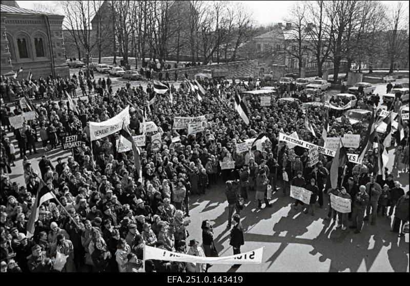 Rahvahulk tervitab Lossi platsil Eesti NSV Ülemnõukogu saadikuid (märts 1990). Foto autor: Verner Puhm. Allikas: ajalehe Päevaleht toimetus, EFA.251.0.143419.