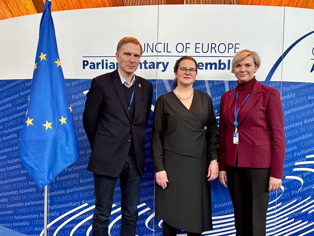 Eerik-Niiles Kross, Liisa Pakosta ja Reili Rand ENPA täiskogul. Foto: Riigikogu Kantselei