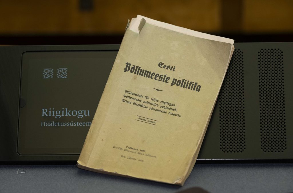 Silmaringi avardavat lugemismaterjali 1926. aastast olulise tähtsusega riikliku küsimuse aruteluks. Foto: Erik Peinar / Riigikogu Kantselei