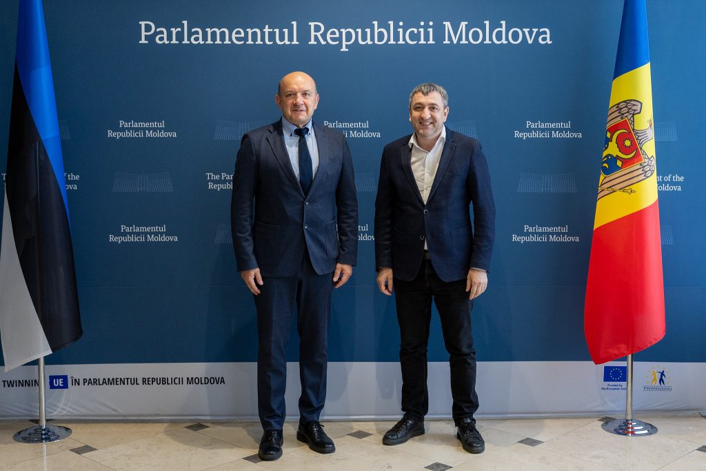Riigikaitsekomisjoni esimees Kalev Stoicescu kohtus oma Moldova kolleegiga. Foto: Moldova parlament