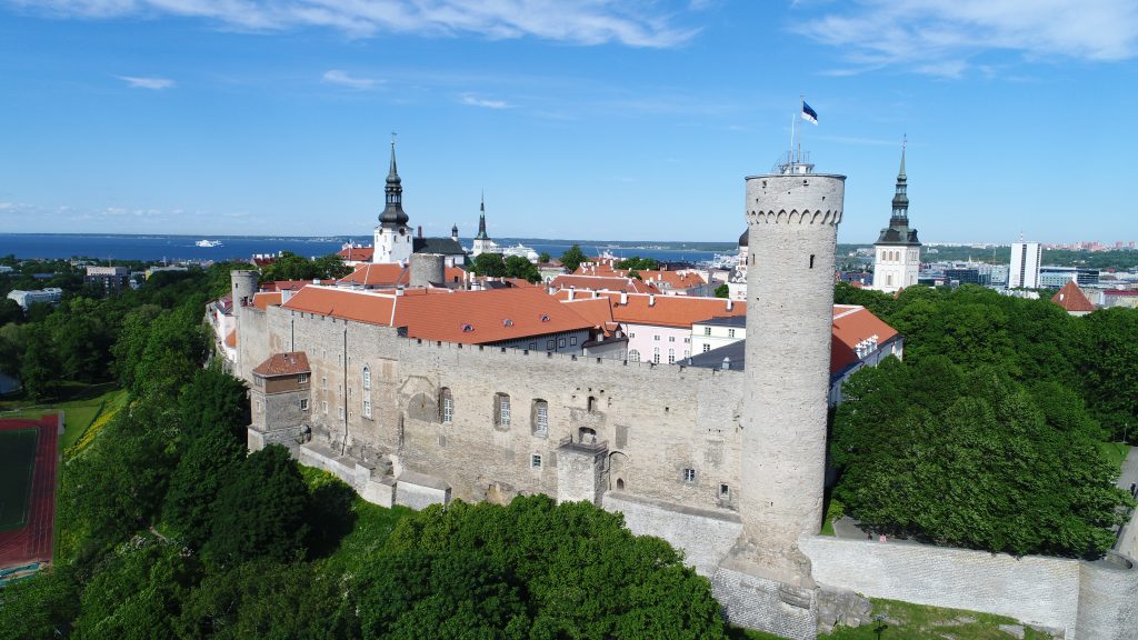 Landskrone torn, Pilstickeri torn, Toompea lossi laanemüür ja Pikk Hermann, 2017. Foto: Jaan Jänesmäe
