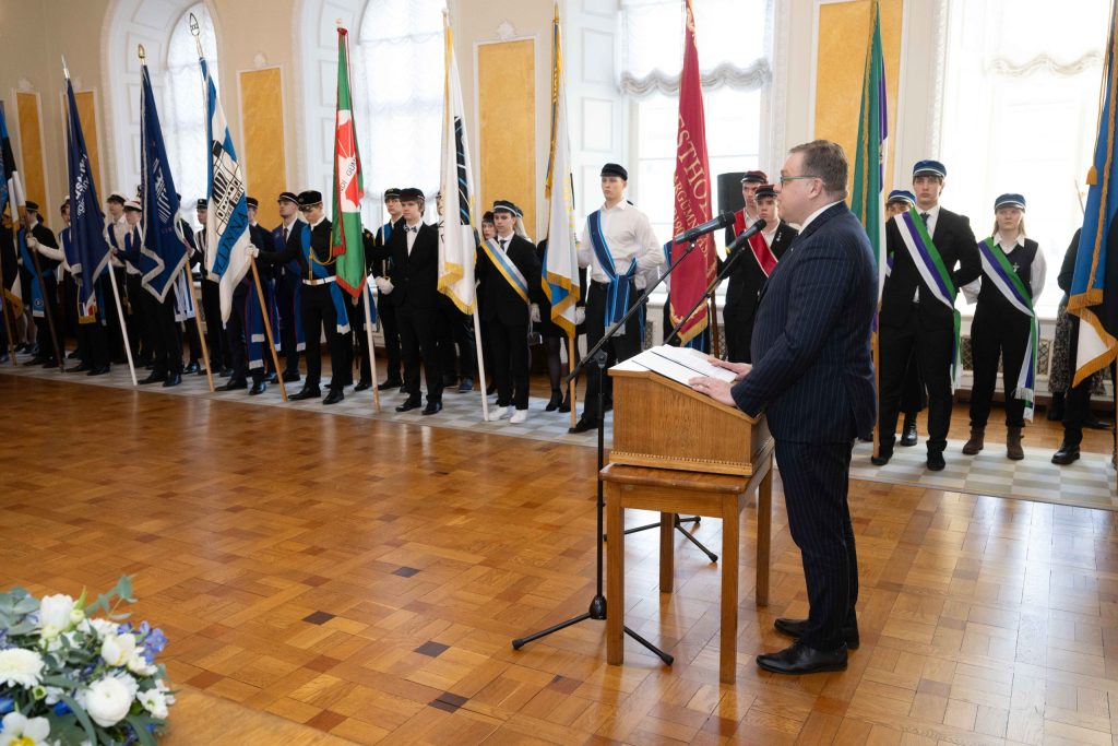 Riigikogu esimehe Lauri Hussari tervitab koolide liputoimkondi liidu loomise puhul. Foto: Erik Peinar / Riigikogu Kantselei