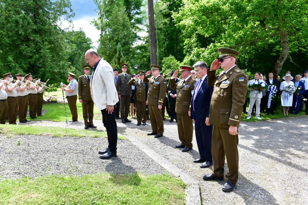 Riigikaitsekomisjoni liikmed Tori kalmistul, asetades Riigikogu pärja Vabadussõja mälestussamba jalamile. Foto: Jüri Vlassov