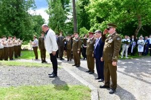 Riigikaitsekomisjoni liikmed Tori kalmistul, asetades Riigikogu pärja Vabadussõja mälestussamba jalamile. Foto: Jüri Vlassov