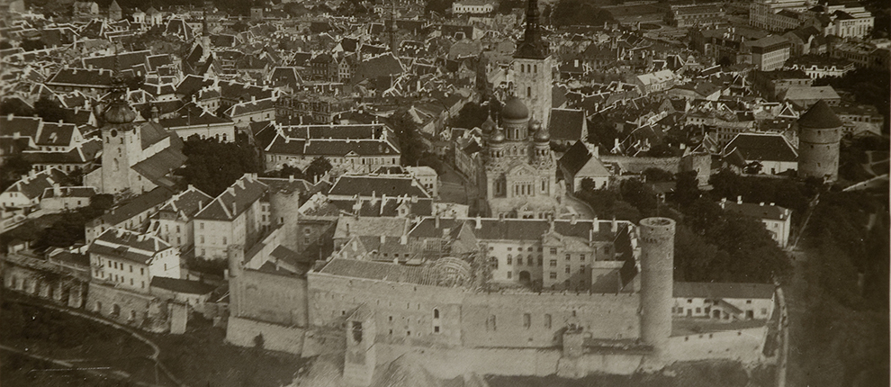 Toompea loss linnulennult Riigikogu hoone ehitamise ajal