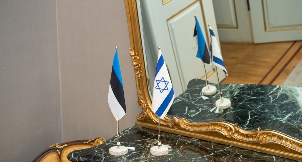 Eesti ja Iisraeli lipp. Foto: Erik Peinar