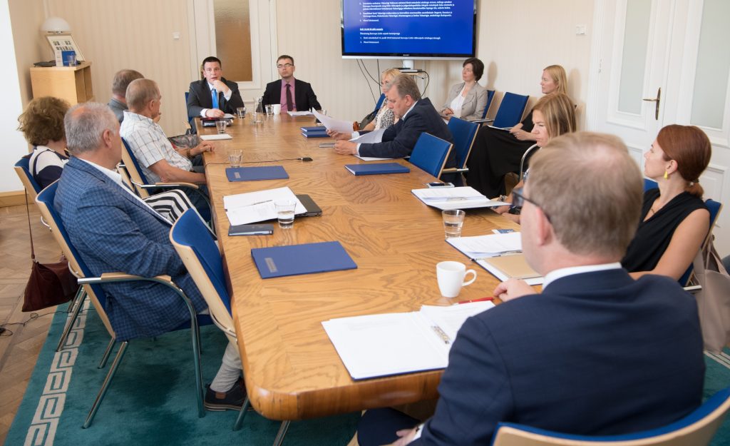 Peaminister Jüri Ratas ja välisminister Sven Mikser andsid täna Riigikogu väliskomisjoni ja riigikaitsekomisjoni liikmetele ülevaate Brüsselis toimunud NATO tippkohtumise tulemustest.