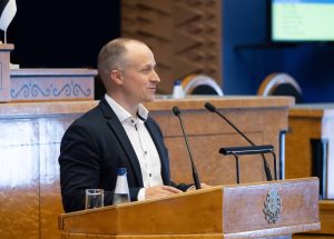 Mihke Lees Riigikogu kõnepuldis