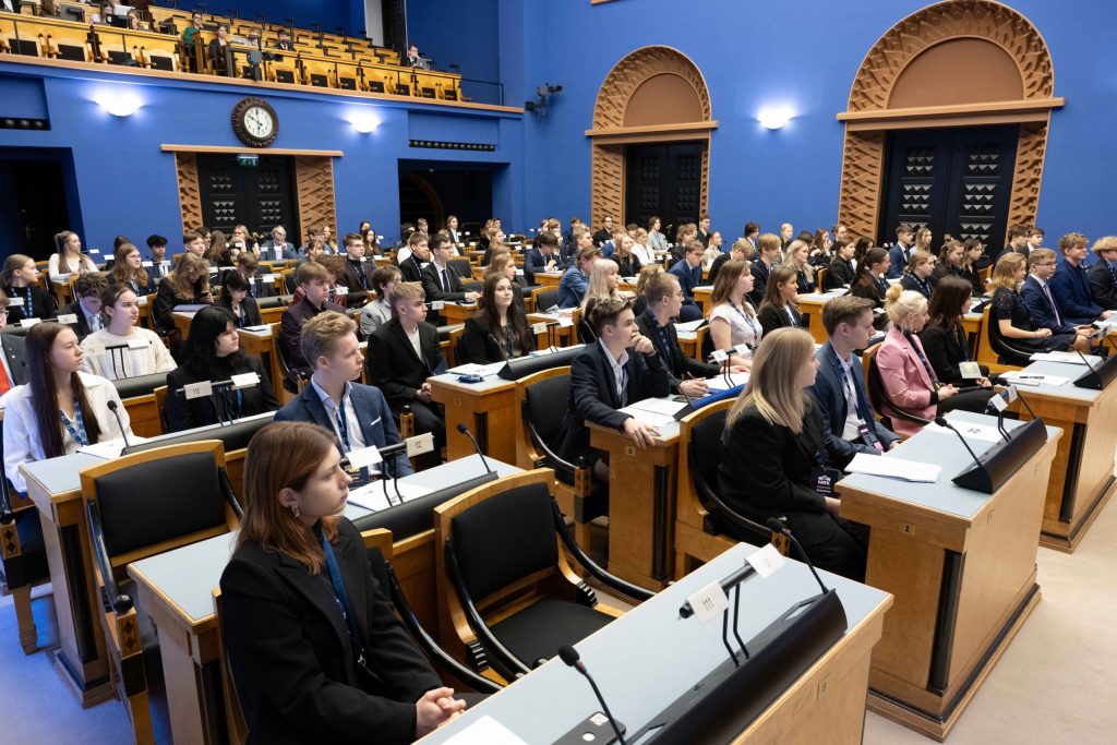 Noored matkivad Riigikogus rahvasaadikute tööd