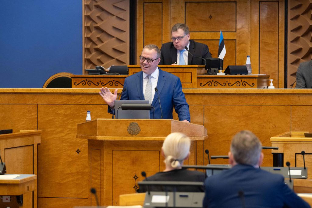 Mais arutati Riigikogu täiskogus konkurentsivõime parandamist olulise tähtsusega riikliku küsimusena, ettekandega esines konkurentsivõime eksperdikogu liige Ülo Kaasik. Foto: Erik Peinar