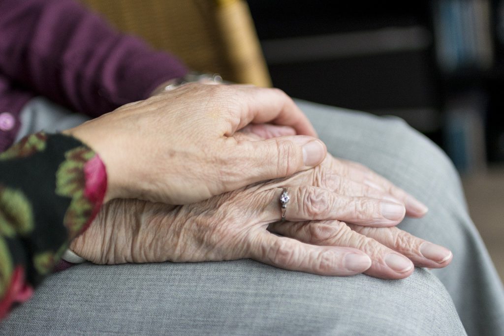 Riigikogus vastu võetud seadus vabastab lapselapsed vanavanemate hoolduskohustusest