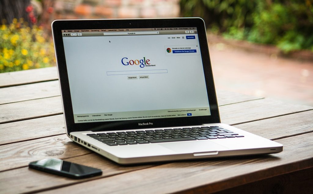 Sülearvutis avatud Google'i otsingumootor. Foto. Pixabay
