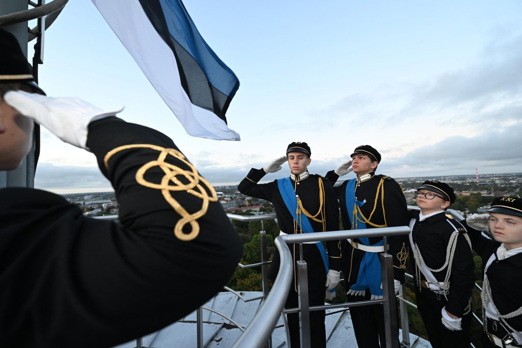 Tallinna 21. Kooli liputoimkond vastupanuvõitluse päeva hommikul lippu heiskamas. Foto: Erik Peinar / Riigikogu Kantselei
