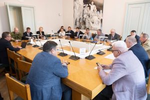 22. septembri 2026 istungil osalesid kaitseminister Martin Herem, Kaitseministeeriumi kaitsevõime asekantsler Kadri Peeters, Kaitseväe juhataja kindralleitnant Andrus Merilo, Riigikontrolli peakontrolör Ines Metsalu-Nurminen ja Riigi Kaitseinvesteeringute Keskuse peadirektor Elmar Vaher. Martin Heremi jaoks oli see esimene kohtumine riigikaitsekomisjoniga kaitseministri rollis. Foto: Erik Peinar / Riigikogu Kantselei