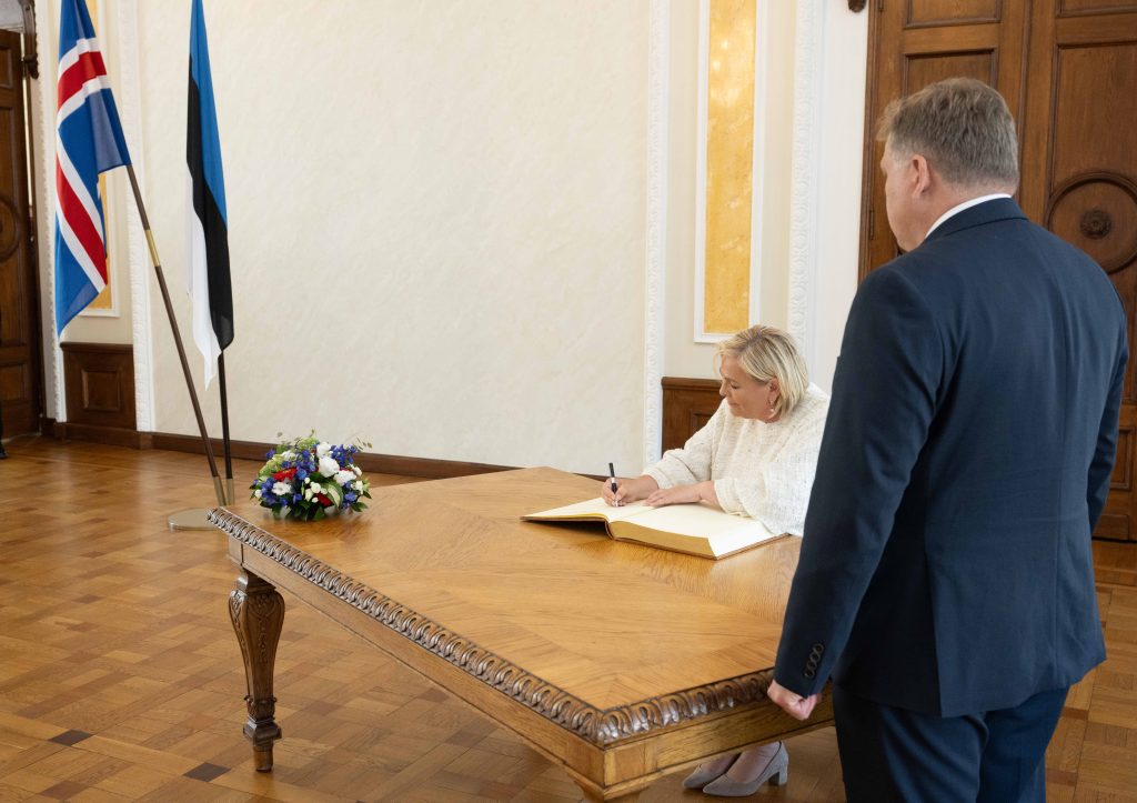 Islandi president Halla Tómasdóttir kirjutab Riigikogu külalisteraamatusse