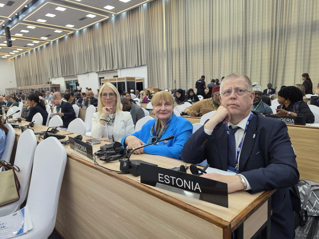 IPU Eesti rühma juhatusse kuuluvad asepresidendid Helle-Moonika Helme, Helmen Kütt ja Peeter Tali Tansaanias IPU 153. assambleel. Foto: Riigikogu Kantselei