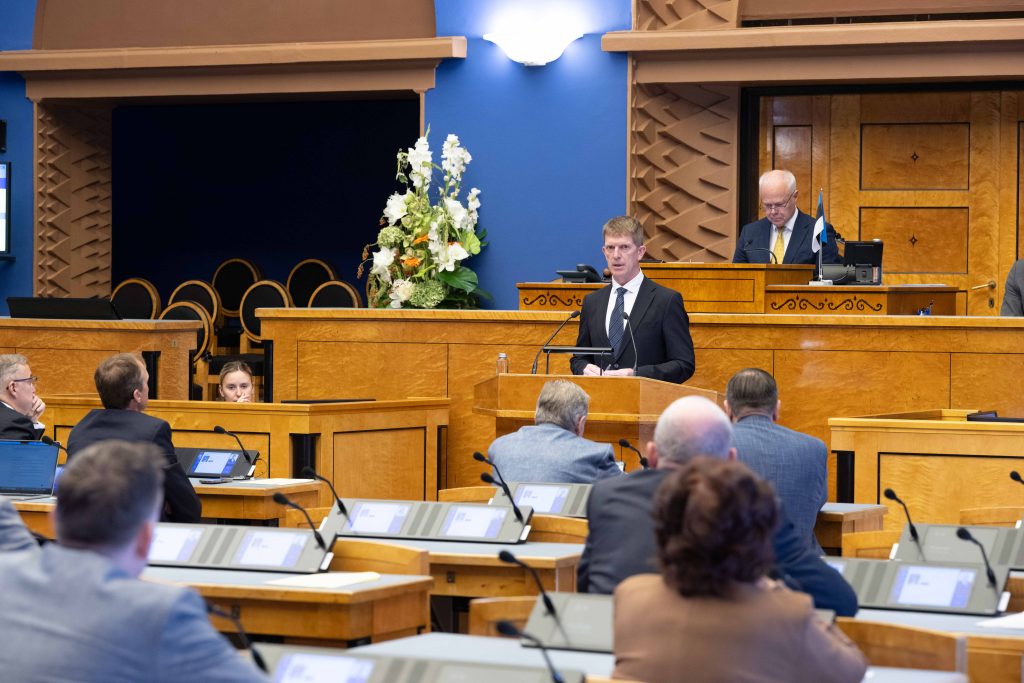 Kaitseminister Martin Herem Riigikogu ees. Foto Erik Peinar