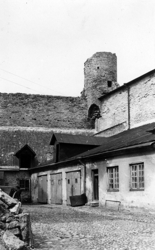 Toompea linnuse loodenurk Pilstickeri torniga enne Riigikogu hoone kõrvalhoone ehitamist. Foto: Tallinna Linnamuuseum